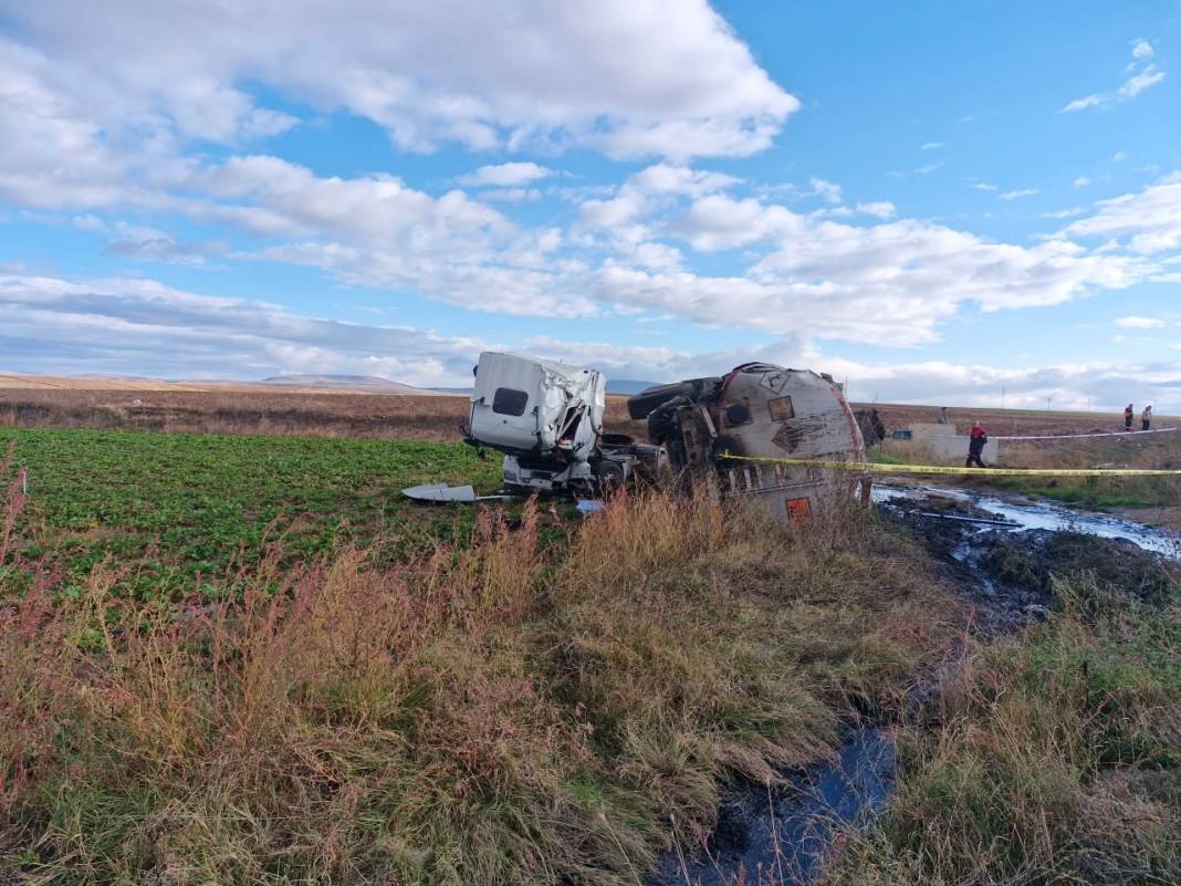 Çorum'da tarım işçilerini taşıyan minibüsle zift yüklü tanker çarpıştı: 1 ölü 18 yaralı 10